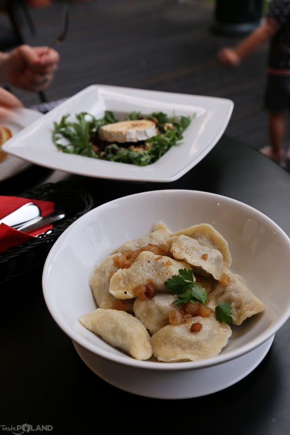Restauracja okazała się rzeczywiście czarną owcą tego hotelu… tuż obok wielkości pokoju